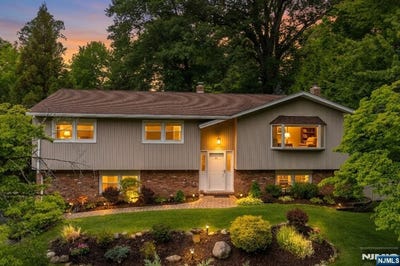 /international/us/11-michael-street-woodcliff-lake-nj-110108444085/