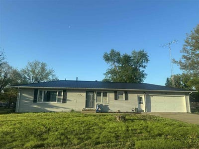 /international/us/200-w-railroad-brighton-ia-110107997972/