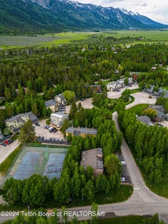 /international/us/3425-n-teton-drive-wilson-wy-110108904791/