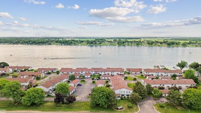 /international/us/1715-river-road-saint-clair-mi-110108977026/