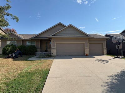 /international/us/2015-se-greentree-drive-waukee-ia-110102823170/