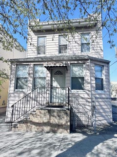 /international/us/71-50-73rd-place-glendale-ny-110099105907/