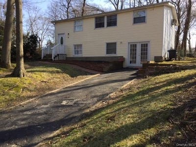 /international/us/10-woodchuck-lane-east-setauket-ny-110108073541/