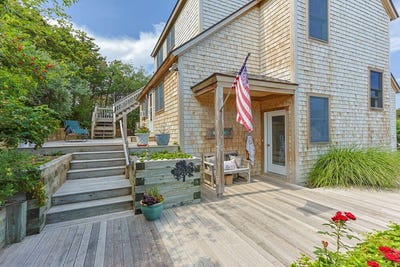 /international/us/17-corn-hill-landing-truro-ma-110101368008/