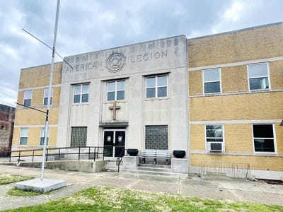 /international/us/726-n-market-street-mount-carmel-il-110107982189/