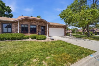 /international/us/151-manor-circle-bloomington-il-110108919274/