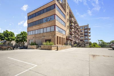 /international/us/215-w-maple-st-milwaukee-wi-110109760594/