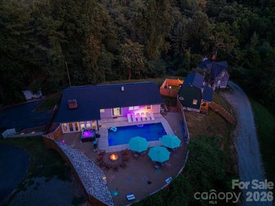 /international/us/12-20-28-36-collins-mountain-drive-asheville-nc-110120510132/