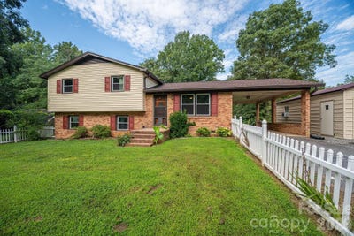 /international/us/1369-chancellor-drive-claremont-nc-110109804522/