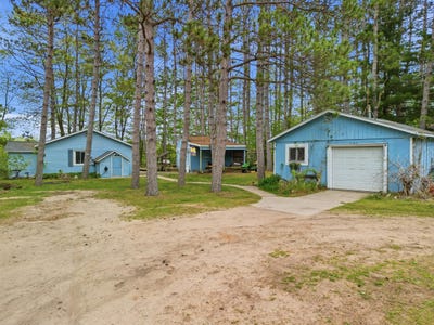 /international/us/18648-lawrence-drive-stanwood-mi-110108219920/
