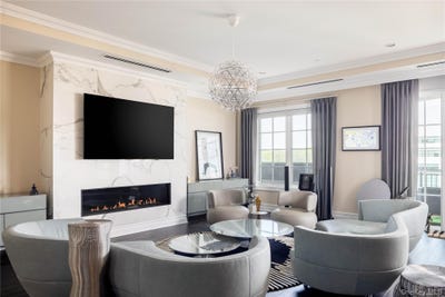 /international/us/5000-royal-court-north-hills-ny-110108379299/