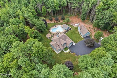 /international/us/8-lester-lane-middle-grove-ny-110109871597/
