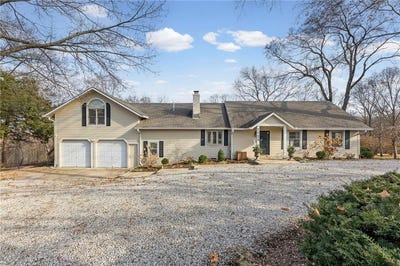 /international/us/7725-woodland-drive-shawnee-ks-110105086175/