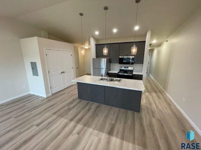 /international/us/9308-w-32nd-st-sioux-falls-sd-110101935381/