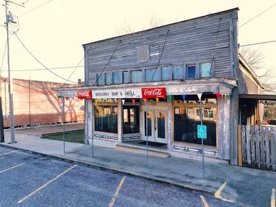 /international/us/208-broadway-nordheim-tx-110108066496/