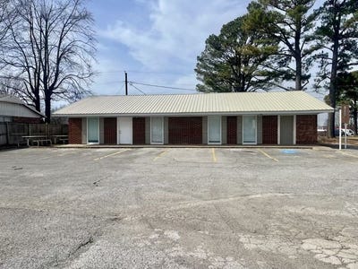 /international/us/2021-huntsville-avenue-springdale-ar-110105937396/
