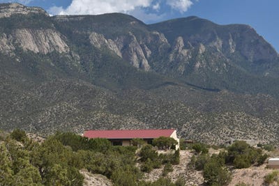 /international/us/33-yucca-lane-placitas-nm-110108439936/