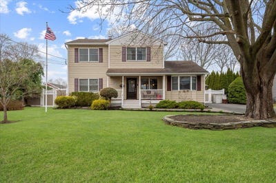 /international/us/124-meroke-lane-east-islip-ny-110098434334/