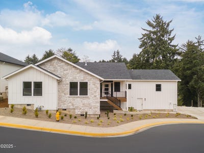 /international/us/2733-ne-51st-court-lincoln-city-or-110104220166/