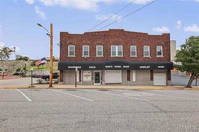 /international/us/208-e-broadway-alton-il-110110318974/