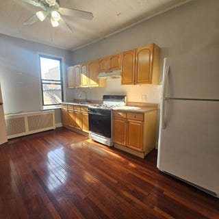 /international/us/59-28-56-st-maspeth-ny-110103123568/