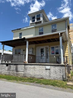 /international/us/138-railroad-street-locust-gap-pa-110108799506/
