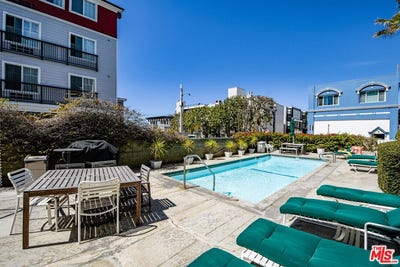 /international/us/22-navy-st-venice-ca-110119535595/