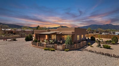 /international/us/25-medina-lane-ranchos-de-taos-nm-110108079810/