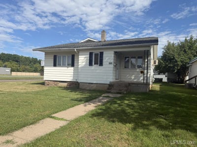 /international/us/300-e-smith-street-iron-mountain-mi-110119945122/