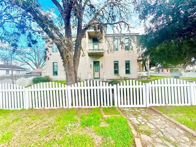 /international/us/502-e-live-oak-street-cuero-tx-110096950896/