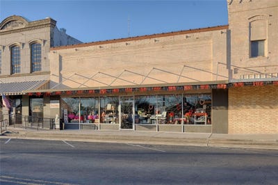 /international/us/520-n-main-st-schulenburg-tx-110105642193/