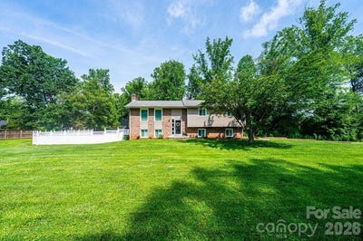 /international/us/2651-31st-street-court-ne-hickory-nc-110108238403/