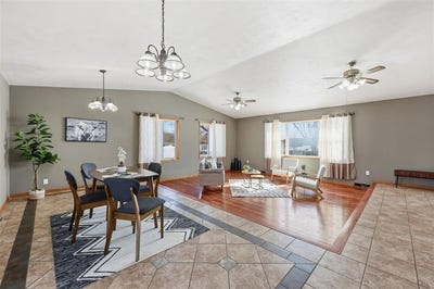 /international/us/626-grove-street-central-city-ia-110105313979/