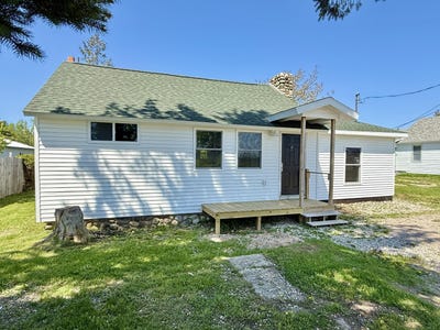 /international/us/998-loomis-street-cheboygan-mi-110108399839/