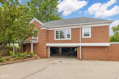 /international/us/17111-e-jefferson-avenue-grosse-pointe-mi-110108500589/