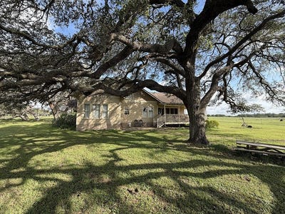 /international/us/215-county-road-233-hallettsville-tx-110108174093/