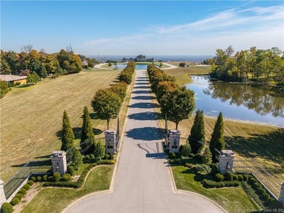 /international/us/2-chateaux-des-chambord-floyds-knobs-in-110120554189/