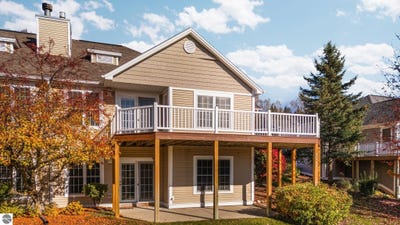 /international/us/2947-crown-pointe-drive-traverse-city-mi-110103318521/