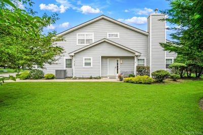 /international/us/318-erik-drive-east-setauket-ny-110109770596/