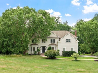 /international/us/18-lawrence-st-pepperell-ma-110109387201/