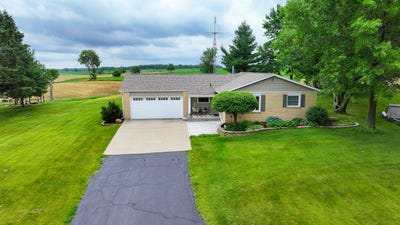 /international/us/24165-hillcrest-drive-sterling-il-110108663690/