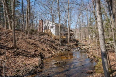 /international/us/226-amesbury-road-kensington-nh-110107700702/