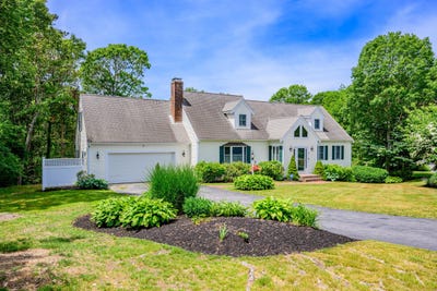 /international/us/29-water-view-circle-centerville-ma-110109059666/