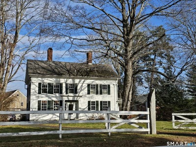 /international/us/28-school-street-woodbury-ct-110108392330/
