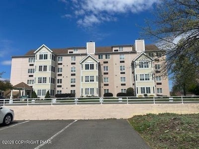 /international/us/3-village-circle-stroudsburg-pa-110107384407/
