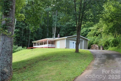 /international/us/9-wooded-valley-lane-burnsville-nc-110109668061/
