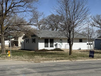 /international/us/401-e-8th-st-beloit-ks-110106467068/