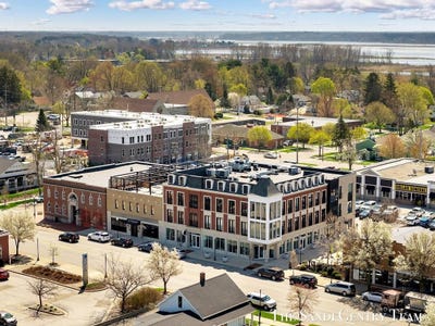 /international/us/110-w-savidge-street-spring-lake-mi-110108169283/