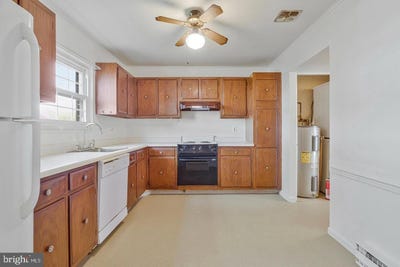 /international/us/322-e-maple-avenue-sterling-va-110108058237/