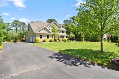 /international/us/4-hummingbird-court-howell-nj-110101214770/